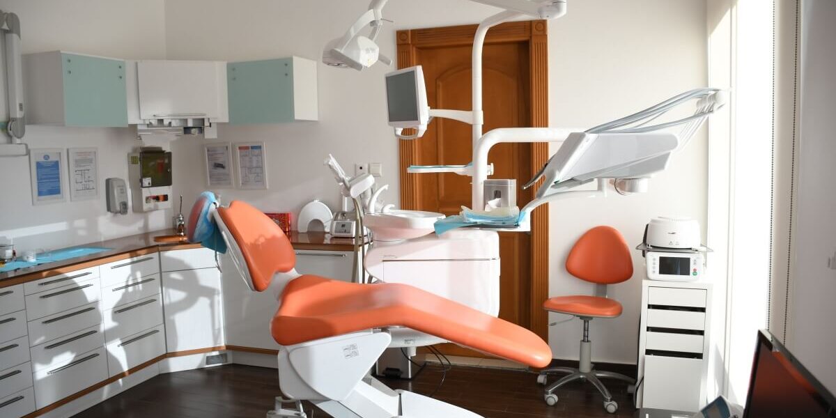 Wyposażenie gabinetu stomatologicznego – czego nie może w nim zabraknąć?