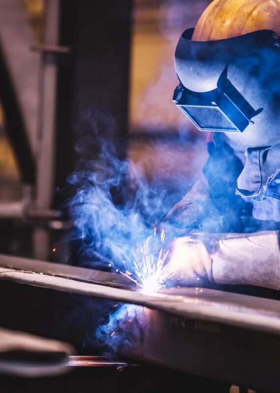 Odzież dla spawacza – wymagania, które musi spełniać