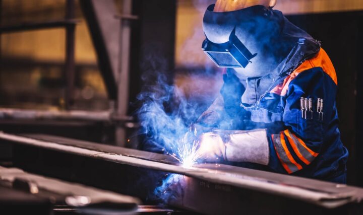 Odzież dla spawacza – wymagania, które musi spełniać